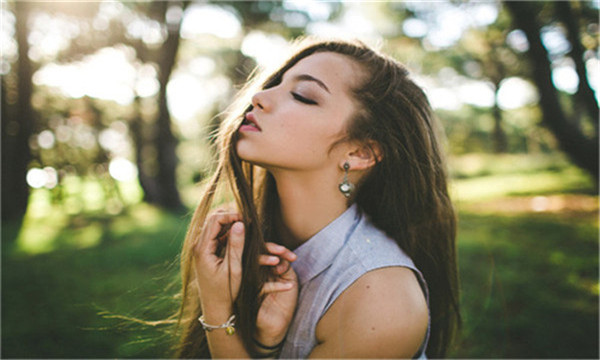 来宾帮人生孩子的女人叫什么,专门帮人生孩子